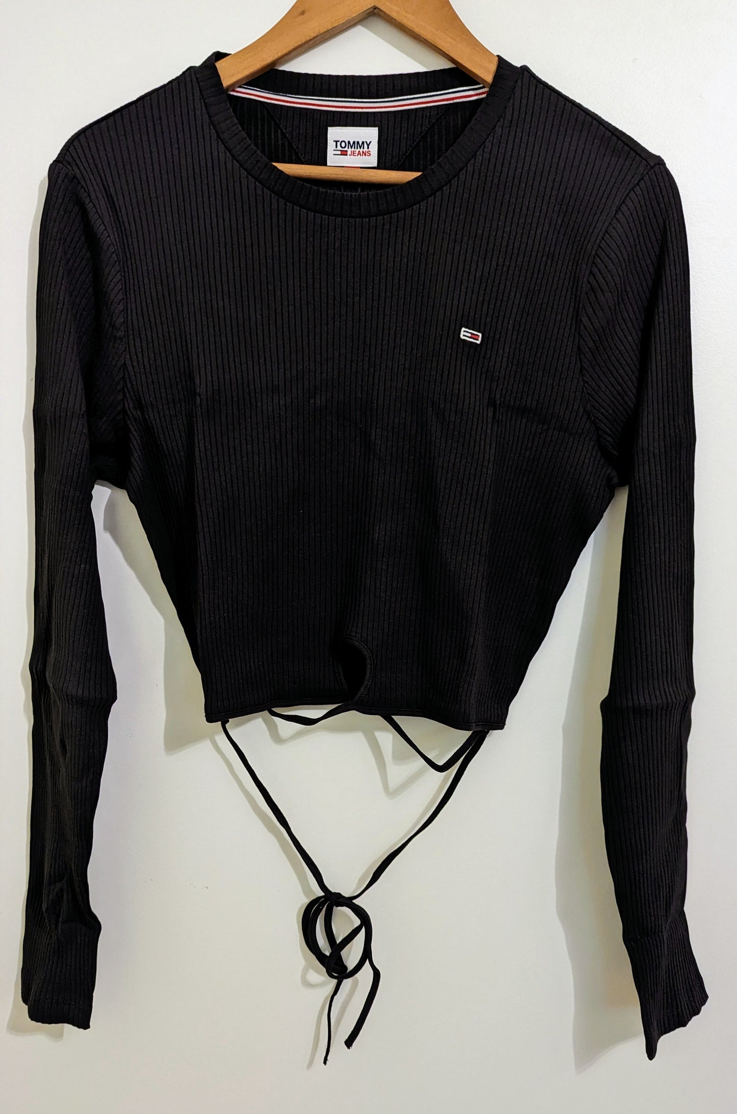 TOMMY JEANS Damen Cropped Knoten-Langarmshirt Gr. 42